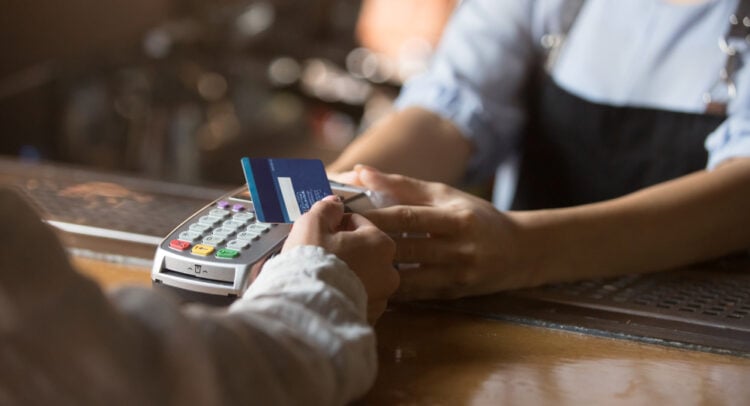 ישרוטל מדווחת על מימוש אופציות והפחתת החזקות נושאי משרה