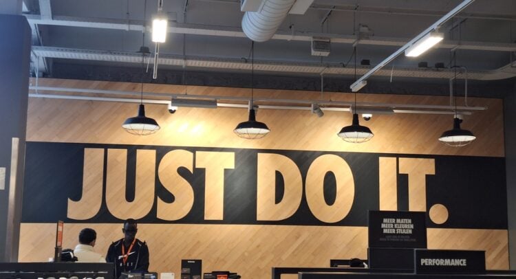 מניית נייק (NKE) בהילוך איטי למרות שלקוח מרכזי מצהיר שהיא ״עושה את הדבר הנכון״