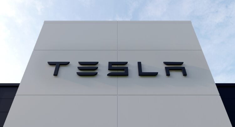 טסלה (TSLA) עשויה בקרוב לשלב אינטרנט של סטארלינק ישירות בכלי הרכב שלה