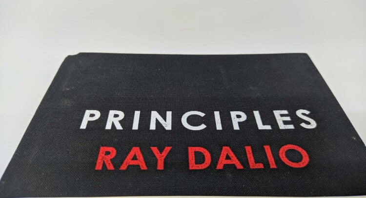 ראיי דאליו מזהיר: הסדר המוניטרי הפיאטי קורס בזמן שהזהב מזנק