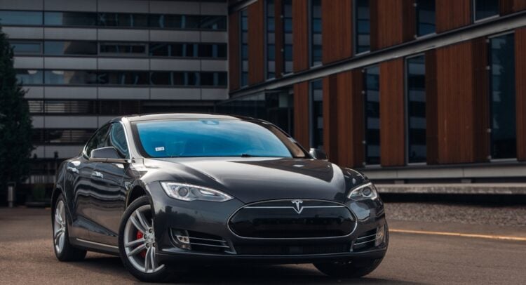 "כשהגלגלים באמת פוגשים את הכביש", אומר משקיע בכיר על מניית טסלה