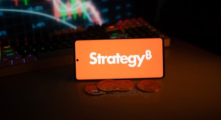 מניית Strategy צונחת ב־7% היום למרות שהחזקות הביטקוין חצו רף שיא של 700,000