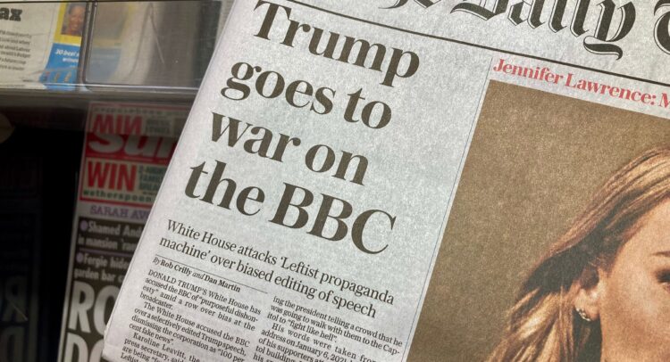 ה-BBC נאבק בטראמפ על תביעת דיבה נפיצה בהיקף 10 מיליארד דולר